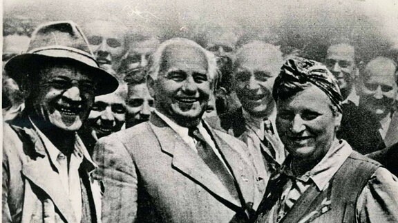 Wilhelm Pieck Staatspräsident der DDR mit Bauern 1956