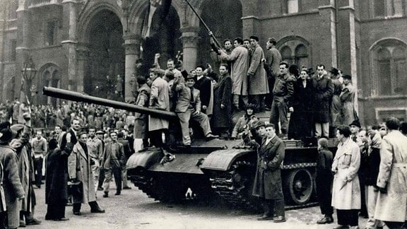 Aufständische auf einem Panzer in Budapest