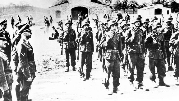 SS-Chef Heinrich Himmler inspiziert im Juni 1943 Flamen der 27. SS Freiwilligen-Grenadierdivision Langemarck Waffen-SS