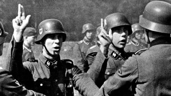 Norwegische Rekruten der Waffen-SS schwören 1941 ihren Eid