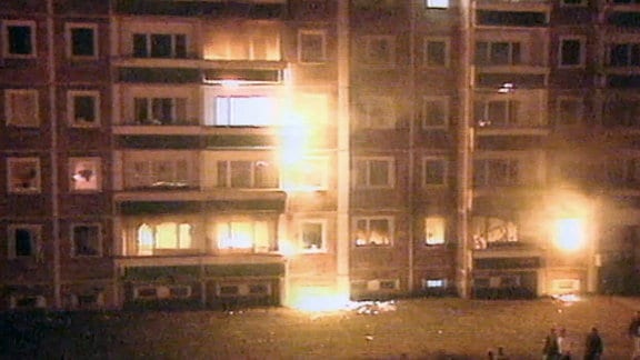 Ein brennender Wohnblock in Rostock-Lichtenhagen