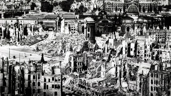 Dresden nach dem Luftangriff vom 13. Februar 1945 Zerstörung Bombardierung Zweiter Weltkrieg
