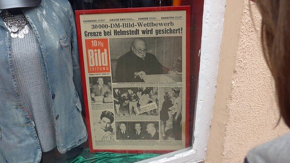 Schaufensterdekoration in der Fußgängerzone von Leer (Ostfriesland). Gezeigt wird u.a. die erste Ausgabe der BILD-Zeitung vom 24. Juni 1952. 