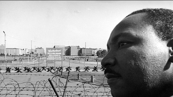 Martin Luther King 1964 vor den Absperrungen am Potsdamer Platz in Berlin
