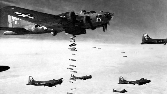 B-17 Flying Fortress werfen Bomben ab