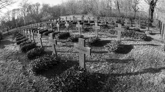 Zahlreiche Kreuze stehen auf dem Friedhof für gefallene Soldaten im zweiten Weltkrieg, in Göda bei Bautzen.