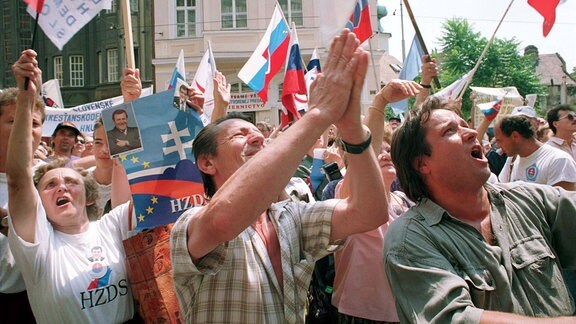 Menschen feiern 1992 in Bratislava