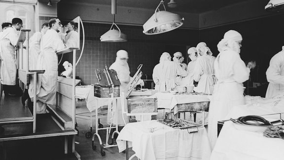 Ärzte operieren im alten Operationssaal der Charite in Berlin, ca. 1935