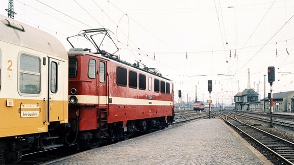 Elektrischer Zugbetrieb: Städteexpreß "Lipsia" mit Elok  211 088-0 steht am Ausfahrtsignal Bahnhof Leipzig Hbf zur Rückfahrt nach Berlin, 1983 