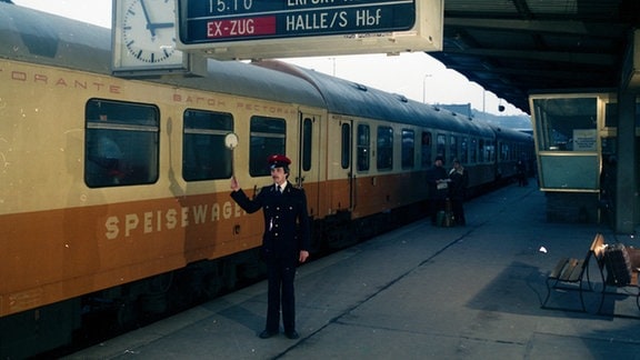 Speisewagen im Städteexpress von Berlin nach Erfurt über Halle/Saale (Rennsteig) auf dem Bahnhof Berlin-Lichtenberg, 1981