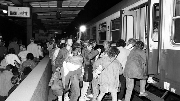 DDR-Botschaftsbesetzer besteigen in Prag Sonderzug in die BRD