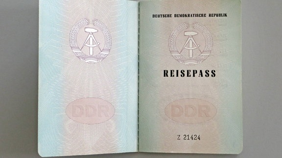 Aufgeschlagener Reisepass der DDR.