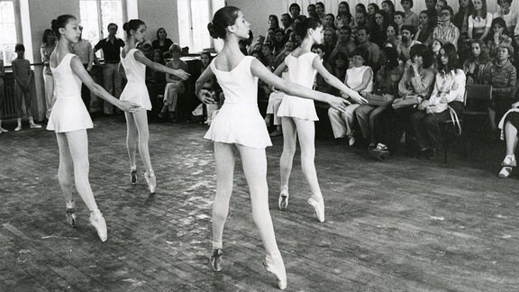 Tänzerinnen der Palucca Schule beim Ballett in Dresden, 1978