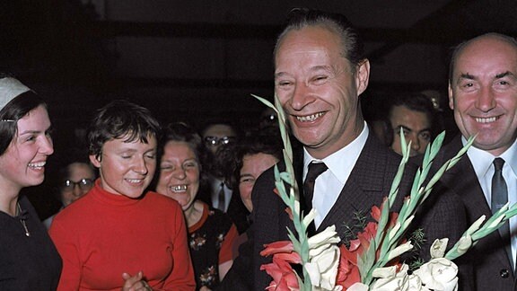 Parteichef Alexander Dubcek trifft Arbeiter der Avia-Fabrik in Prag, 1968