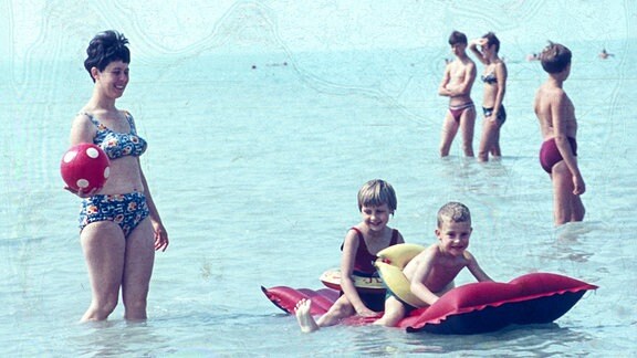 DDR-Bürger in den 60er Jahren am Balaton im Wasser.