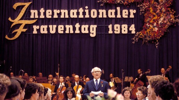 Erich Honecker GDR/Staats- und Parteichef hält eine Rede anlässlich einer Feier zum Internationalen Frauentag in Berlin