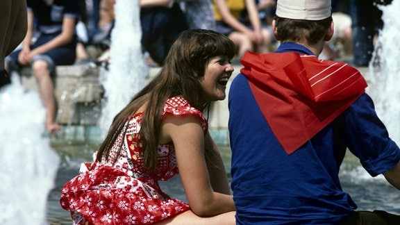 Jugendliche Teilnehmer des Festivals vergnügen sich an den Wasserkaskaden am Fernsehturm auf dem Alexanderplatz, anlässlich des Nationalen Jugendfestivals in Ost - Berlin im Juni 1979.