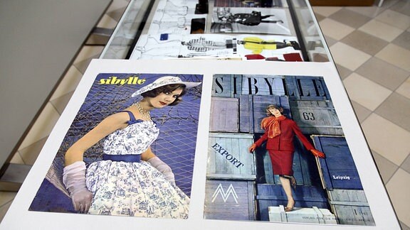 Vitrine zur DDR-Modezeitschrift Sibylle in einer Ausstellung