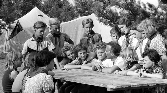 Erzieher mit jungen Pionieren im Ferienlager Wilhelm Pieck des VEB Leuna