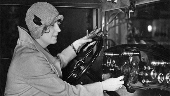 Frau sitzt am Steuer eines Autos, 1920er Jahre, Deutschland