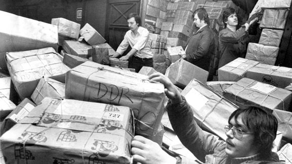 Wie alle Jahre haben die rund 300 Bediensteten des Postamtes Braunschweig, wie hier am 14.12.1978 , viel zu tun, um die Flut von täglich rund 200.000 Weihnachtspaketen für die DDR zu bewältigen.