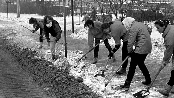 Freiwillige Helferinnen schippen 1987 Schnee in Dresden.