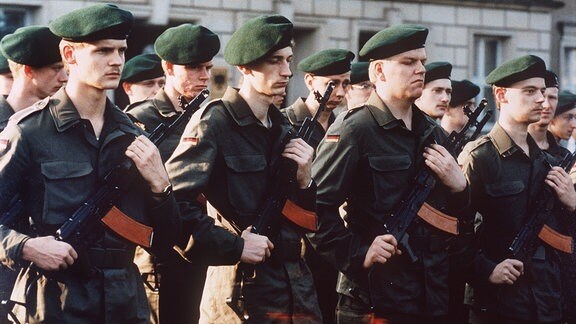 Ehemalige Soldaten der Nationalen Volksarmee der DDR, die mit der deutsch-deutschen Vereinigung zur Bundeswehr gehören, beim ersten Appell des Bundeswehrkommandos Ost am 04.10.1990 in Straußberg.