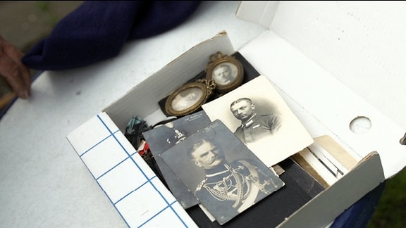 Kiste mit schwarz-weiß Aufnahmen