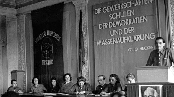 Vortrag eines FDGB-Funktionärs, Gewerkschaftsfunktionär bei einem Vortrag, DDR 1950er Jahre