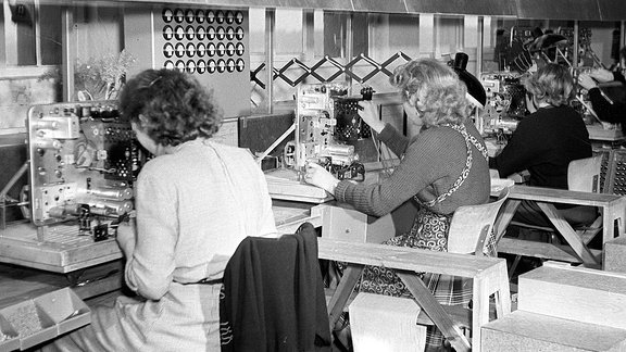 Arbeiterinnen in der -Sternradio- Fabrik in Berlin.