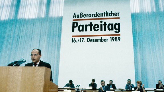 Gregor Gysi auf dem Außerordentlichen Parteitag der SED-PDS am 16. und 17. Dezember 1989