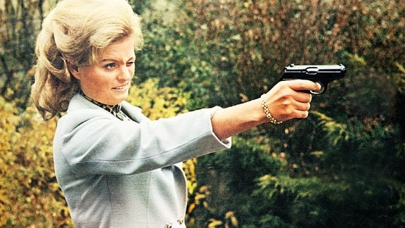Hannelore Kohl zielt mit Waffe