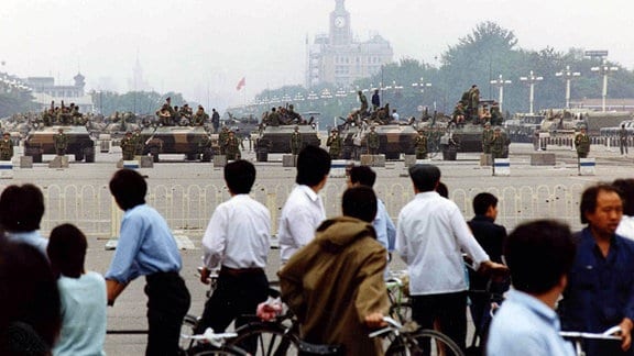 Neugierige Einwohner betrachten am 07. Juni 1989 die Panzer auf dem Tiannanmen Platz in Peking, nach dem Massaker am drei Tage zuvor.