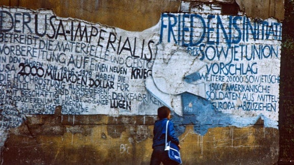 Graffiti gegen den NATO Doppelbeschluss an einer Mauer, 1985.