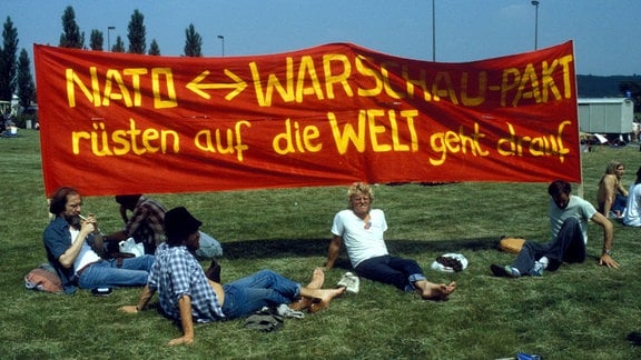 Eine Demonstration der Friedensbewegung gegen den Staatsbesuch von US-Präsident Ronald Reagan in Bonn.
