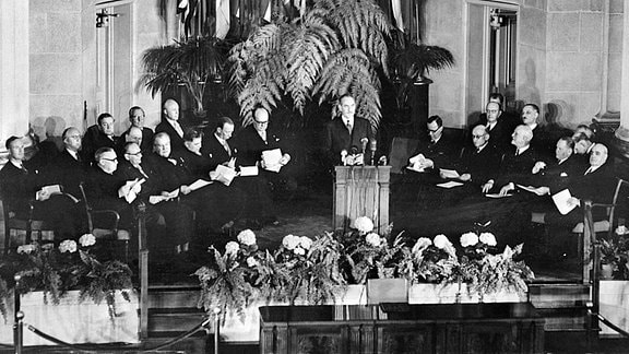Am 4.4.1949 wird in Washington mit einer feierlichen Zeremonie und Vertragsunterzeichnung die NATO (North Atlantic Treaty Organization) ins Leben gerufen.