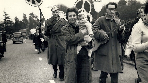1958 - Ostermarsch von London nach Aldermaston bei winterlichem Wetter