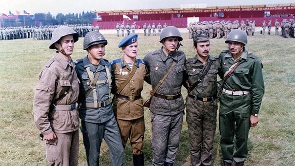 Soldatengruppe posiert für die Kamera während des Militärmanövers - Schild 84.