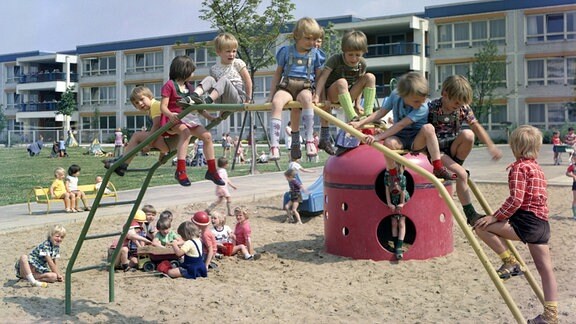 Kindergartenkinder spielen am 01.07.1976 auf einem Spielplatz der Kindertagesstaette in der Lindenbergalle. 