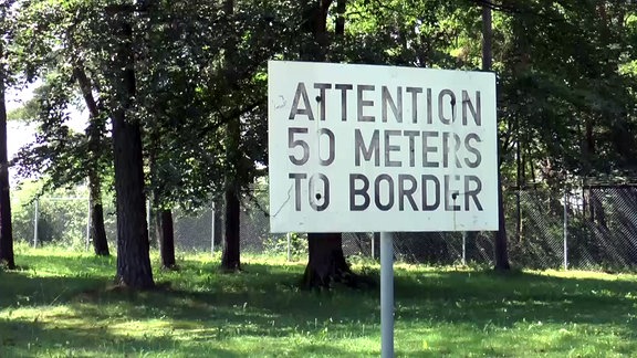Warnschild: 50 Meter bis zur Grenze