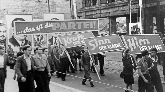 Maikundgebung mit Parade in Görlitz, DDR 1950er Jahre. 