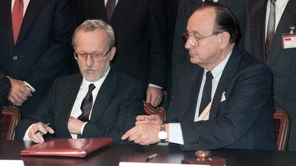 Hans-Dietrich Genscher und Lothar de Maiziere während der Unterzeichnung des 2 plus 4 -Vertrages, 1990