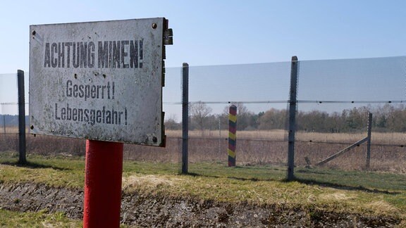 Ein Schild warnt vor Minen an der Gedenkstätte Stresow