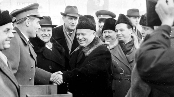 Nikita Chruschtschow schüttelt Generalmajor Poppe, dem Befehlshaber der Truppen in Ost-Berlin, die Hand, als dieser einen Kontrollpunkt in Ost-Berlin besucht 17. Januar 1963.