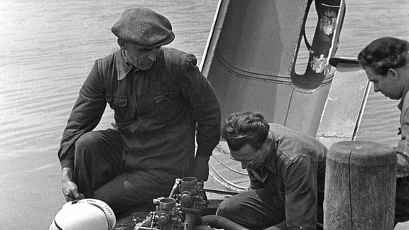 Rennbootfahrer und Techniker an einem Sportboot - DDR 1955