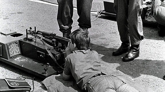NVA-Soldaten zeigen einem Kind den Gebrauch einer Schusswaffe bei einem Volksfest in Dresden.