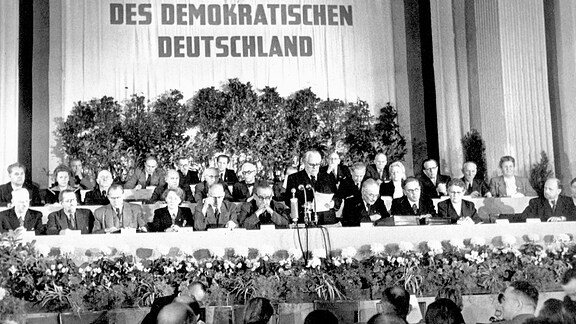 Wilhelm Pieck verliest das Manifest zur Gründung der DDR am 7. Oktober 1949