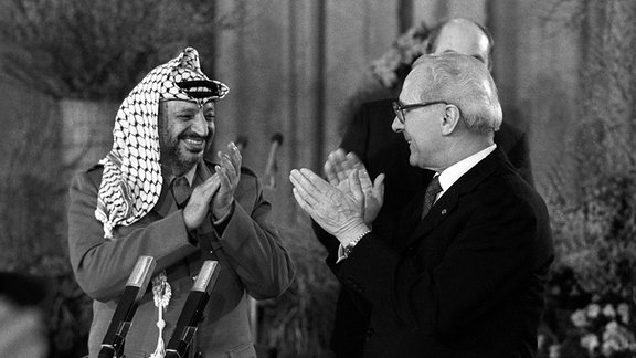 Staatsratsvorsitzender Erich Honecker re., DDR/SED empfängt Yasser Arafat PLO Chef in Berlin Ost 
