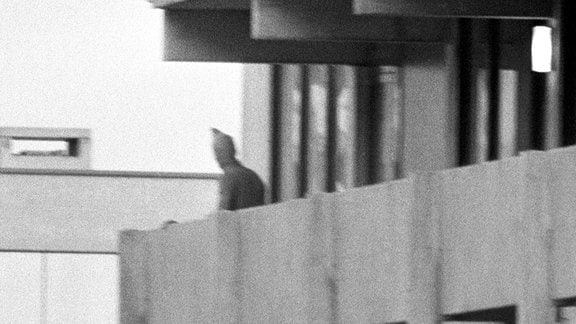 Ein vermummter arabischer Terrorist zeigt sich am 05.09.1972 auf dem Balkon des israelischen Mannschaftsquartiers im Olympischen Dorf der Münchner Sommerspiele. 