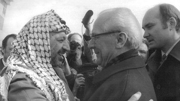  Der PLO-Vorsitzende Jassir Arafat (l) wird bei seiner Ankunft in Ost-Berlin (DDR) am 9. März 1982 vom Staatsratsvorsitzenden Erich Honecker (r) mit den protokollarischen Ehren eines Staatsoberhauptes empfangen.
